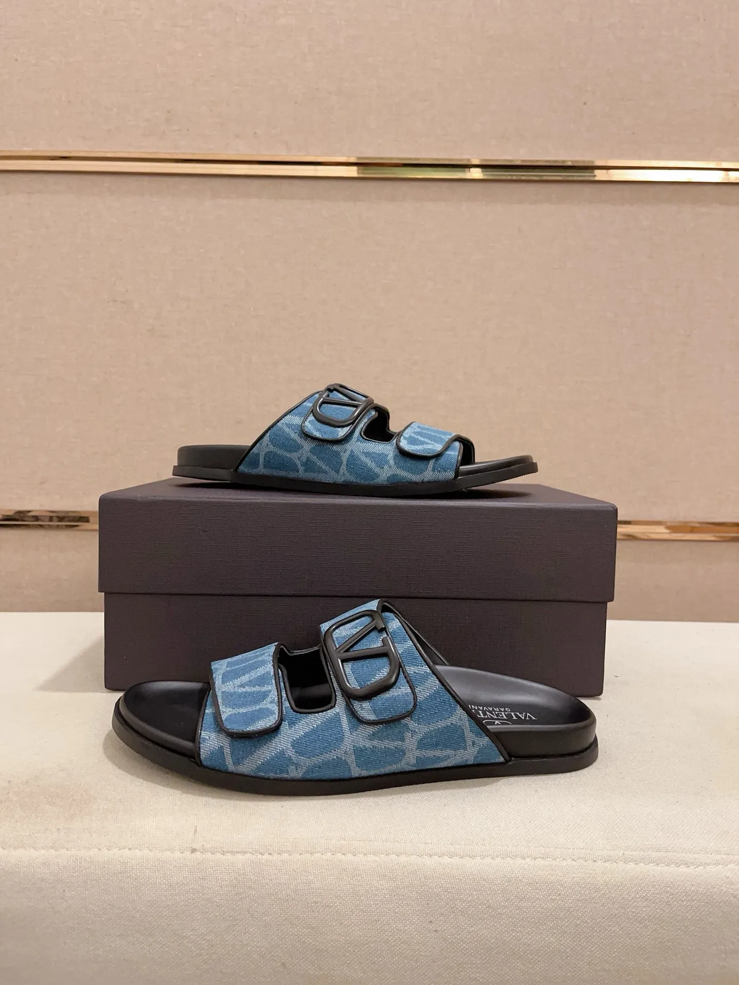 Men's shoes💰: 440💰[Valentino] New men's boutique slippers, counter quality, classic plaid, the actual workmanship is quite complex🔰The uppers are made of imported fabrics➕🐑Sheepskin lining, which tests the craftsman's craftsmanship➕original PU outsole. Size: 38-44 (45 can be customized, non-refundable)